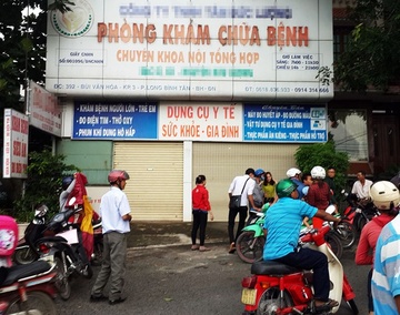 Dinh chi phong kham bi benh nhan to bac si hiep dam hinh anh