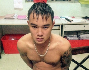 Ga trai xam tro be khoa xe Exciter truoc cua phong tro hinh anh