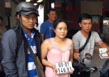 ‘Hiep si’ vay bat doi nam nu trom xe may trong hem hinh anh