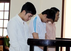 Nhom thanh nien gia cong an duoi nguoi di duong de cuop xe hinh anh