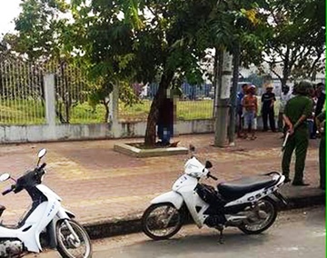 Nguoi dan ong tu vong trong tu the treo co, chan cham dat hinh anh