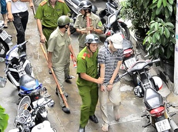 Thanh nien cam ma tau duoi chem 3 dan phong hinh anh