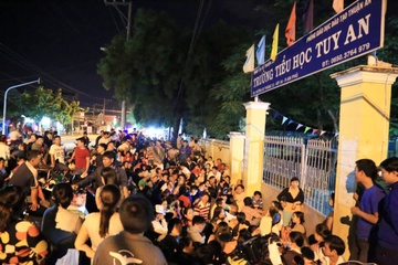 Phe binh hieu truong de phu huynh ngu truoc cong truong cho nop ho so hinh anh