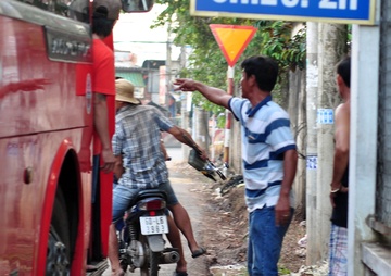 Cang thang giua nguoi dan va tai xe lai xe ne BOT Bien Hoa hinh anh