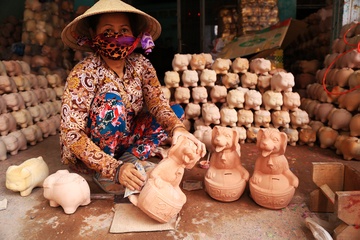 Lang gom o Binh Duong tat bat san xuat cho vang ban Tet hinh anh