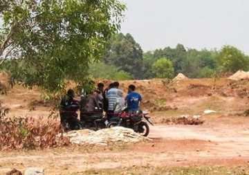 Vo bi chay den, chong treo co tren cay de lai dua con 4 tuoi hinh anh