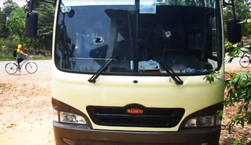 Oto de truoc cua nha bi dap vo kinh, bo cat vao thung nhot hinh anh