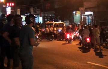 Vo va con gai tu vong, chong nguy kich trong tiem cam do hinh anh