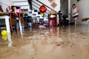 Nuoc ban tran vao nha, ngap ca ban tho sau tran mua lon o Dong Nai hinh anh