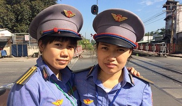 Hai nu nhan vien gac chan cuu song cu ba truoc dau tau hoa hinh anh