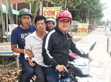 Nguoi dan ong 62 tuoi dung anh ai an tong tien nguoi tinh hinh anh