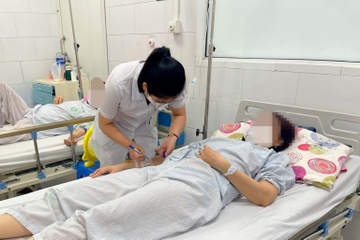 Dung bot mau lam nem ran, hai me con nhap vien hinh anh