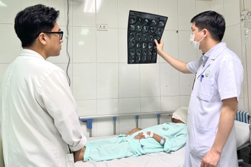 Nguoi phu nu mac khoi u to hon ca dau hinh anh