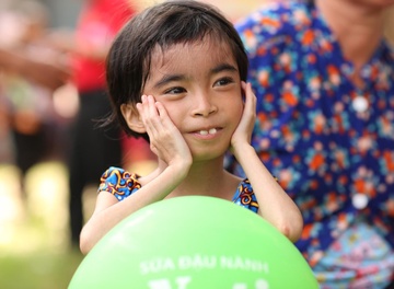 Xot xa nu cuoi ngay ngo cua co be 5 tuoi chua biet cat tieng ‘ba’ hinh anh