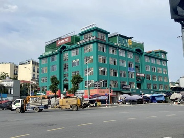 Khu cho khang trang 5 tang nhung 4 tang de khong hinh anh