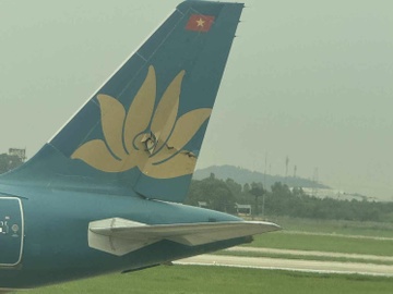 Dinh chi 4 phi cong vu 2 may bay va quet tai Noi Bai hinh anh