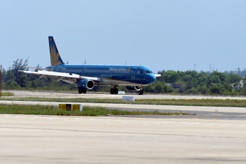 Chuyen bay Vietnam Airlines di Cam Ranh ha canh khan cap o Da Nang hinh anh