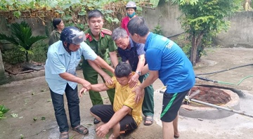 Giai cuu nguoi dan ong bi ngat khi duoi gieng sau 13m hinh anh