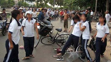 Nu sinh lop 9 dung dao lam rach mat ban truoc cong truong hinh anh