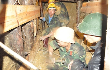 Công binh lữ đoàn 293 đào và gia cố hầm cứu nạn.