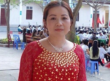 Nu hieu truong nhan tin nhay cam 'xin rut kinh nghiem' hinh anh