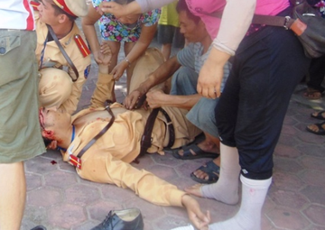 Phut trung uy CSGT bi nguoi vi pham luat tong bat tinh hinh anh