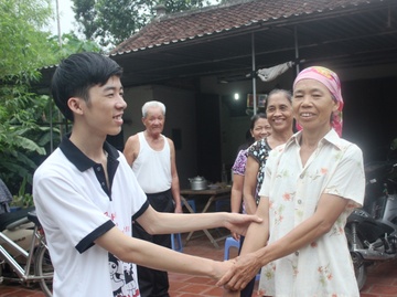 Hang xom chuc mung nam sinh 29 diem vao Hoc vien Canh sat hinh anh
