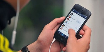 Dung Facebook de lua tinh nu sinh hinh anh