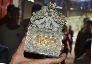 Nguoi dan dao duoc vat giong an tin cua vua tai vuon hinh anh