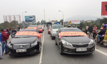Dan dua oto chan cau Ben Thuy 1 de phan doi thu phi cao hinh anh