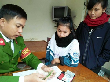 Nu sinh dang Facebook tim nguoi danh roi vi tien hinh anh