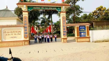 Phu huynh nhan loi vi hanh hung hoc sinh va hieu truong trong truong hinh anh