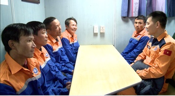Cuu tau ca cung 10 thuyen vien gap nan hinh anh