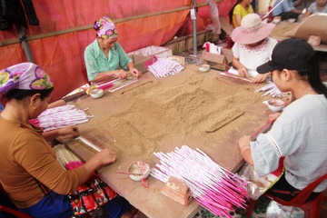 Lang nghe huong tram vao vu tet hinh anh