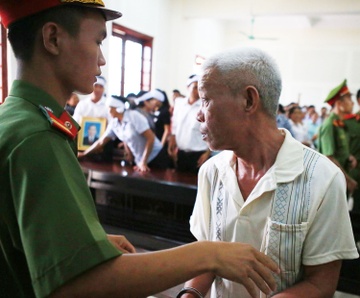 Nguoi dung dao dam chet xom truong linh 19 nam tu hinh anh