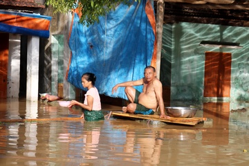 Nguoi dan xu Nghe gong minh doi pho voi lu lut keo dai hinh anh