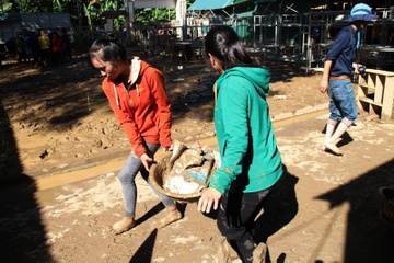 Truong ba lan chay lu trong thang khong kip khai giang nam hoc moi hinh anh