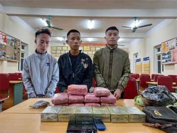 Thue nguoi van chuyen 12 banh heroin, 54.000 vien thuoc lac hinh anh