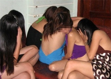 Tiep vien quan ca phe tuoi 16 di ban dam hinh anh