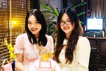 Hai nu sinh lap cau lac bo doc sach, truyen tinh yeu van chuong hinh anh