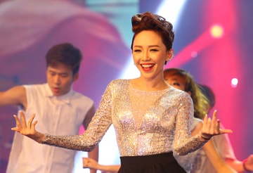 Toc Tien khuay dong khan gia bang vu dieu cong chieng hinh anh
