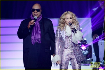 Madonna gat bo chi trich man trinh dien ton vinh Prince hinh anh