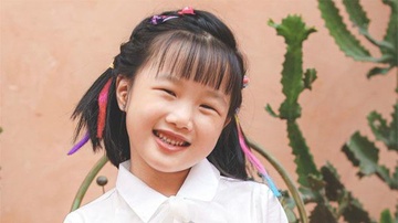 Co be 7 tuoi thong thao nhieu ngoai ngu hinh anh
