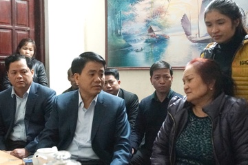 Ong Nguyen Duc Chung tham hoi gia dinh nan nhan vu xe Camry hinh anh