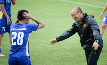 HLV Park Hang-seo 'an gian' khi choi bong ma cung hoc tro hinh anh