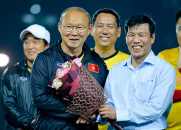 Doi tuyen Viet Nam duoc dong vien truoc gio sang Lao du AFF Cup hinh anh