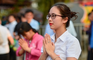 Nhan vien van phong tap nap den den Tran truoc gio khai an hinh anh