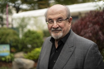 Salman Rushdie hong mot mat, liet mot tay sau vu tan cong hinh anh