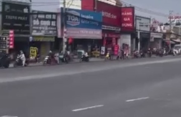 Den giao thong te liet, nguoi dan TP.HCM dan bo xe vuot giao lo hinh anh