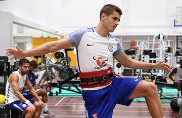 Morata gay an tuong voi ban huan luyen trong phong gym hinh anh